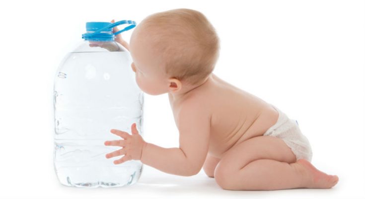 crianças precisam tomar agua para evitar a desidratação