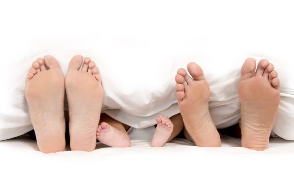 cama compartilhada pés