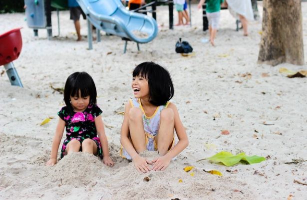 crianças brincando na areia
