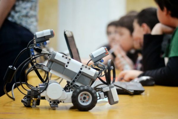 robótica para crianças estimula o trabalho em equipe